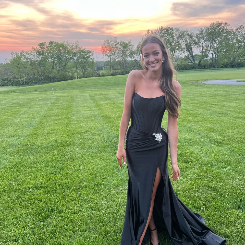 Elegant Black Evening Gown with Rhinestone Detail